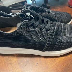 Tom’s Mens Shoes Size 9 New